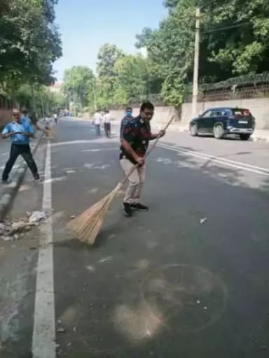 "स्वस्थ जीवन का एक ही विकल्प, स्वच्छ भारत का लें संकल्प"
.
विस्तार निदेशालय, कृषि विस्तार भवन IASRI परिसर, पूसा, नई दिल्ली में आज #SwachhataHiSeva अभियान के अंतर्गत अधिकारियों ने साफ-सफाई के साथ वृक्षारोपण किया।
#agrigoi #SwachhBharat