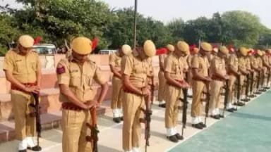 कल पुलिस शहीद दिवस के अवसर पर पुलिस लाइन धौलपुर में पुलिस अधीक्षक श्री मनोज कुमार द्वारा शोक परेड का निरीक्षण किया गया| इस अवसर पर Add. Sp श्री ओमप्रकाश मीणा व Add. Sp एडीएफ श्री देवेन्द्र प्रताप सिंह सहित पुलिस अधिकारी एवं जवान उपस्थित रहे