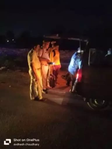 जिले में विधानसभा चुनाव को शांतिपूर्ण एवं निष्पक्ष तरीके से सम्पन्न कराने एवं अवैध गतिविधियों की धरपकड़ के लिए पुलिस अधीक्षक श्री मनोज कुमार के निर्देशन में कल देर शाम जिले भर में अलग अलग स्थानों पर नाकाबंदी कर वाहनों की सघन चेकिंग की गई।
#