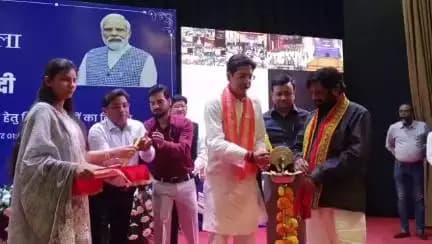 प्रधानमंत्री नरेन्द्र मोदी जी 28 अक्टूबर, 2023 को देशभर के 51,000 से अधिक युवाओं को नियुक्ति  पत्र का वितरण करेंगे। झांसी में कार्यक्रम का शुभारंभ मुख्य अतिथि  केंद्रीय राज्य मंत्री श्री कौशल किशोर द्वारा किया गया।