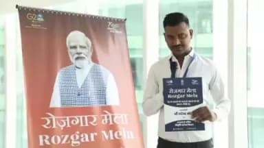 आज रोज़गार मेला के अंतर्गत माननीय प्रधानमंत्री श्री नरेन्द्र मोदी जी ने वीडियो कांफ्रेंसिंग के माध्यम से नए भर्ती होने वाले 51,000 अभ्यर्थियों को नियुक्ति पत्र सौंपे।
#RozgarMela
@RailMinIndia
@doptgoi