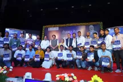 आज दि. 28.10.2023 को आगरा के सूरसदान में आयोजित10 वें <nis:link nis:type=tag nis:id=RozgarMela nis:value=RozgarMela nis:enabled=true nis:link/> 
में सरकारी विभागों में चयनित उम्मीदवारों को नियुक्ति पत्र प्रदान किया गया।