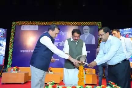 आज 28.10.2023 को आगरा में आयोजित <nis:link nis:type=tag nis:id=RozgarMela nis:value=RozgarMela nis:enabled=true nis:link/> मेले में  माननीय प्रो. श्री एस पी सिंह बघेल राज्य मंत्री  मुख्य अतिथि के रूप में उपस्थित रहे