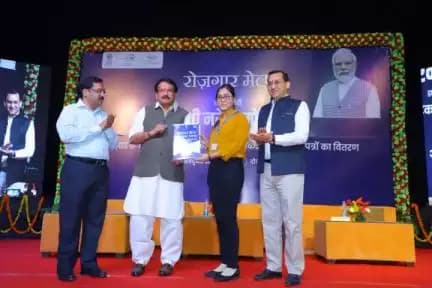 आज आगरा में 10वें <nis:link nis:type=tag nis:id=RozgarMela nis:value=RozgarMela nis:enabled=true nis:link/> 
में केन्द्रीय विभागों में चयनित उम्मीदवारों को नियुक्ति पत्र प्रदान किए गए