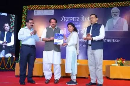 आज आगरा में 10वें <nis:link nis:type=tag nis:id=RozgarMela nis:value=RozgarMela nis:enabled=true nis:link/> 
में केन्द्रीय विभागों में चयनित उम्मीदवारों को नियुक्ति पत्र प्रदान किए गए