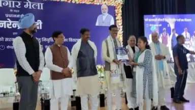 नियुक्ति पत्र पाते अभ्यर्थी