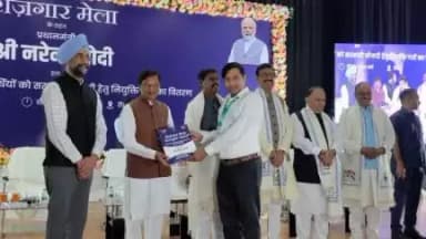 नियुक्ति पत्र पाते अभ्यर्थी