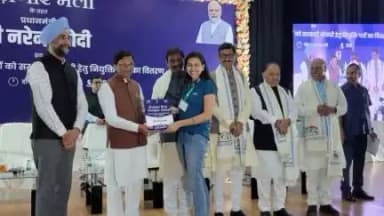 नियुक्ति पत्र पाते अभ्यर्थी