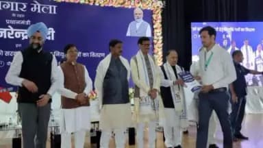 नियुक्ति पत्र पाते अभ्यर्थी