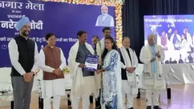 नियुक्ति पत्र पाते अभ्यर्थी