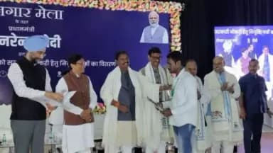 नियुक्ति पत्र पाते अभ्यर्थी