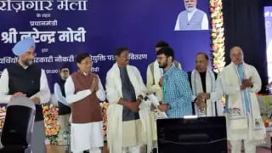 नियुक्ति पत्र पाते अभ्यर्थी