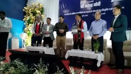 डिमापुर रोजगार मेला में  विभिन्न विभागों में चयनित प्रार्थी के नियुक्ति पत्र प्राप्त करने का एक मुहूर्त।
