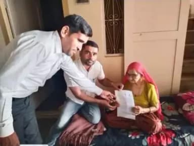 अंतरराष्ट्रीय वृद्धजन दिवस पर वरिष्ठ मतदाताओं को प्रमाणपत्र देकर सम्मानित किया गया।