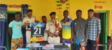 कम्यूनिटी पुलिसिंग के तहत भागाबान्ध ओपी के द्वारा बनाई गई फुटबॉल टीम के द्वारा धनबाद के कतरास में आयोजित 28वां शहीद स्मारक टूर्नामेंट गजलीटाँड़ कोलियरी 2023-2024  में विजेता बनने पर भागाबान्ध ओपी परिसर में सबका स्वागत किया गया