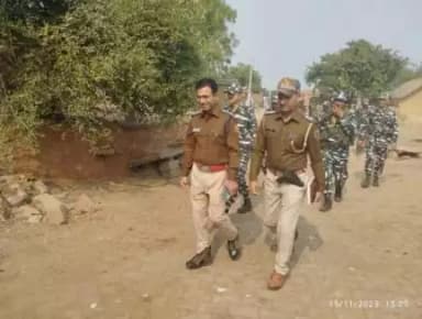 कल राजाखेड़ा व सोने का गुर्जा थाना इलाकों में पुलिस-प्रशासन एवं पैरा मिलिट्री फोर्स द्वारा फ्लैग मार्च किया