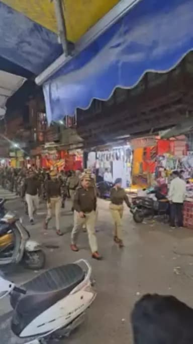 विधान सभा चुनाव 2023 निष्पक्ष एवं भय मुक्त वातावरण में करवाये जाने हेतु वृत केन्द्रीय के थाना नागौरी गेट क्षैत्र में रूट मार्च ।