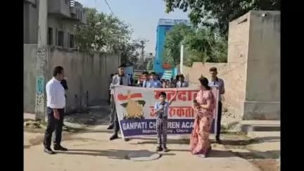 मतदाता जागरूकता रैली में छात्र चैतन्य टुहानिया ने कविता के माध्यम से 25 नवंबर को "सब मिलकर मतदान करे" का संदेश दिया |