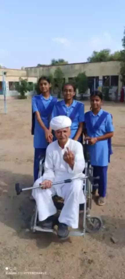 मेरा वोट, मेरी ताकत
जागरूक नागरिक, सशक्त लोकतंत्र।

जालोर : भाग संख्या 258 रायपुरिया में वोट देकर लोकतंत्र के महा उत्सव में अपनी सहभागिता निभाते वृद्ध जागरूक मतदाता।