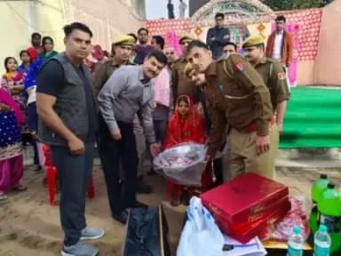 मनियां sho सहित अन्य पुलिसकर्मियों ने निभाया #सामाजिक_सरोकार,

थाना के सफाईकर्मी की बेटी के विवाह में दिए 51 हजार र