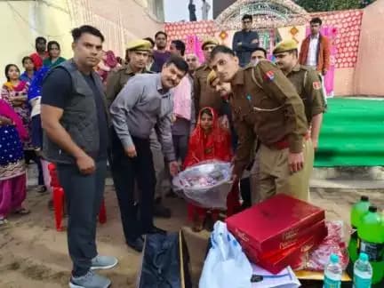 मनियां sho सहित अन्य पुलिसकर्मियों ने निभाया #सामाजिक_सरोकार,

थाना के सफाईकर्मी की बेटी के विवाह में दिए 51 हजार र