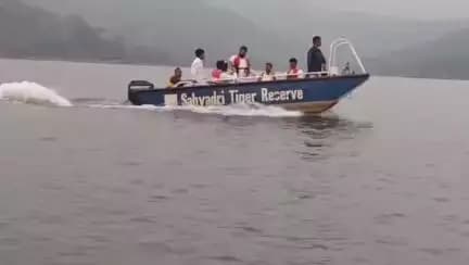 मुनावळे (ता. जावळी) येथे अत्याधुनिक, सर्वसोयींनीयुक्त असे आंतरराष्ट्रीय दर्जाचे पर्यटनस्थळ विकसित करण्यात येत आहे. या नियोजित मुनावळे पर्यटनस्थळाची मुख्यमंत्री एकनाथ शिंदे यांनी आज पाहणी केली.