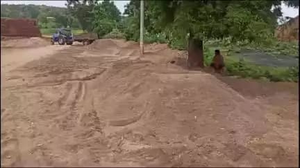 नर्मदा नदी में  नौकाओं से खुलेआम किया जा रहा है दिन रात अवैध रेत खनन, डम्परो से किया जा रहा परिवहन https://link.