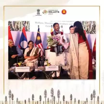 Following the lamp lighting, Smt. @mkaurdwivedi, Additional Secretary, DA&FW, and Smt @shubha671, Joint Secretary (Crops), DA&FW welcomed and felicitated the dignitaries on stage for inauguration of #ASEANIndiaMilletFestival in Delhi.