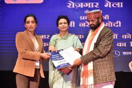 रोजगार मेला में माननीय प्रधानमंत्री श्री नरेंद्र मोदी द्वारा 51,000 से अधिक सरकारी नौकरी हेतु 30.11.2023 को शिमला में श्री कौशल किशोर, राज्यमंत्री, आवासन व शहरी कार्य मंत्रालय, भारत सरकार द्वारा 98 अभ्यर्थिओं को नियुक्ति-पत्र वितरित किए गए।