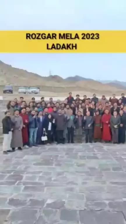 Visuals of group photograph and selfie session in Sindhu Sanskriti Kendra, Leh, during the Rozgar Mela organized by the Administration of Union Territory of Ladakh.