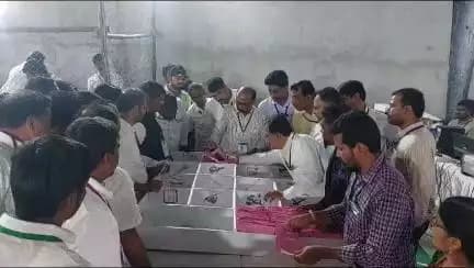 నాగర్ కర్నూల్ నియోజకవర్గానికి సంబంధించి పోస్టల్ బ్యాలెట్, ఈవీఎం మొదటి రౌండ్ కౌంటింగ్ ప్రక్రియ ప్రారంభం