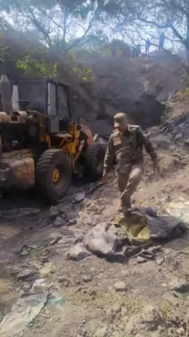 धनबाद जिला के
राम कनाली ओपी अंतर्गत 3 सिम सलानपुर में बीसीसीएल के सहयोग से अवैध मुहाना का भराई किया गया