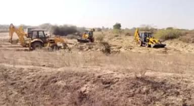 राज्य सरकार द्वारा अवैध खनन पर सख्त कार्रवाही करने हेतु चलाये जा रहे संयुक्त अभियान के अन्तर्गत जिला जोधपुर पश्चिम द्वारा अवैध बजरी खनन के विरूद्ध कार्यवाही करते हुए 2500 टन बजरी के अवैध स्टॉक को नष्ट किया गया।