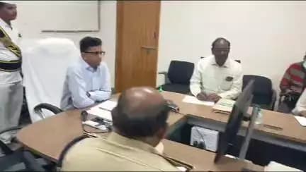 జంతువుల పట్ల ప్రతి ఒక్కరూ దయతో మెలగాలి.
- జంతు సంక్షేమ పక్షోత్సవాలపై సమీక్ష
 జిల్లా కలెక్టర్ & చైర్మన్ ఉదయ్ కుమార్