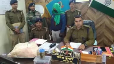 वरीय पुलिस अधीक्षक महोदय के निर्देशानुसार "एन्टी क्राइम चेकिंग" अभियान के तहत टुंडी के मनियाडीह थाना के सामने जांच अभियान के दौरान पुलिस ने बाइक सवार एक संदिग्ध टीपन सिंह को गिरफ्तार किया जिसके तलाशी उपरांत आरोपी के पास से डेढ़ किलो गांजा बर