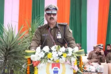 पुलिस महानिदेशक श्री अजय कुमार सिंह ने पुलिस मुख्यालय, झारखण्ड, राँची में झंडोत्तोलन कर राष्ट्रीय ध्वज को सलामी दी।
