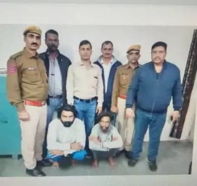 #जीआरपी थाना अजमेर की बड़ी कार्रवाई।
पुलिस थाना जीआरपी अजमेर द्वारा राजस्थान पुलिस द्वारा 100 दिवसीय विशेष अभियान के तहत बड़ी कार्रवाई करते हुए दो मुलजिम मय तीन अवैध फायर आर्म्स देसी पिस्टल मय पांच मैगजीन के साथ आरोपियों को किया गिरफ्तार।