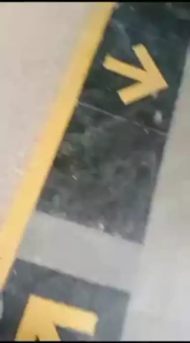 मेट्रो रेल में यात्रा हेतु बैठते समय सावधानी बरतने के संबंध में जागरूक करते हुए मेट्रो स्टेशन सुरक्षा प्रभारी