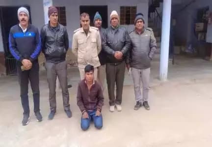 #Deeg : एक #साइबर_ठग 450000 रूपये, 
3 फर्जी सिम कार्ड व एक फर्जी ए.टी.एम. कार्ड सहित गिरफ्तार