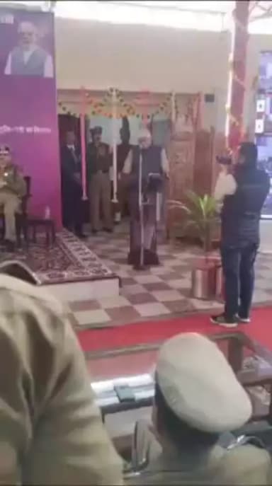 जोधपुर में आयोजित रोजगार मेला 12 में मंत्री महोदय का अभ्यर्थियों को संबोधन।