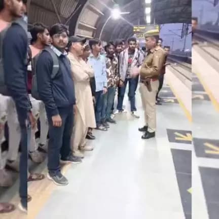 जयपुर मेट्रो रेल में धूम्रपान निषेध के संबंध में पुलिस द्वारा मेट्रो यात्रियों को समझाइस की गई