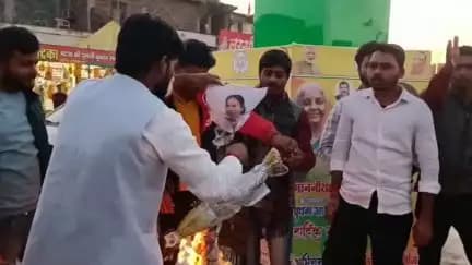 अखिल भारतीय विद्यार्थी परिषद् महाराजगंज के द्वारा ममता बनर्जी का फूंका पुतला