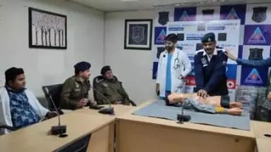 यातायात पुलिसकर्मियों को बीएलएस ट्रेनिंग के साथ किया फस्र्ट-एड बाॅक्स वितरण