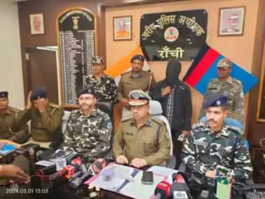 तमाड़ थाना क्षेत्र से 50000 के इनामी माओवादी नक्सली को गिरफ्तार किया गया। तमाड़ थाना पुलिस एवं एसएसबी की टीम ने रड़गांव और रंगामाटी के बीच कार्रवाई कर की गिरफ्तारी। नक्सली के पास से एक देशी दोनाली कट्टा एवं चार जिंदा गोली बरामद।