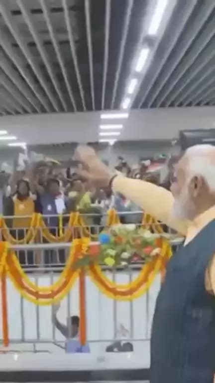 মাননীয় প্রধানমন্ত্রী শ্রী Narendra Modi আজ বেশ কয়েকটি মেট্রো প্রকল্পের উদ্বোধন করেন ও কলকাতা মেট্রোর নদীর নিচের অংশে পড়ুয়াদের সঙ্গে  মেট্রোয় চেপে সফর করেন ।