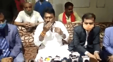 अब भाजपा के मंत्री भी शिवराज सिंह और योगी आदित्यनाथ को कलंक मान रहे हैं|
गलती से ही सही लेकिन सच्चाई सामने आ ही जाती है|