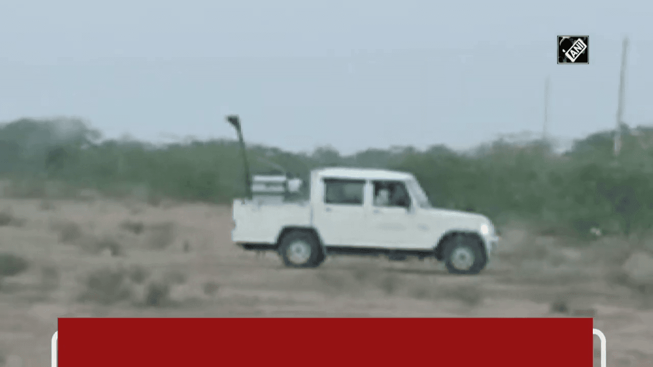 जैसलमेर में प्रशासन ने टिड्डियों को भगाने के लिए किया कीटनाशक का छिड़काव #टिड्डी_दल #फसल