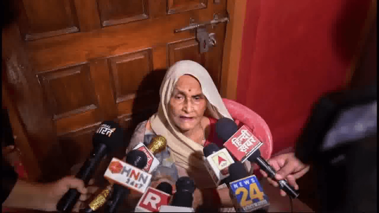 दीप प्रकाश तुम सरेंडर कर दो वरना पुलिस तुम्हें व तुम्हारे परिवार को मार देगी: अपने दूसरे बेटे से विकास दुबे की मां #विकास_दुबे #कानपुर_एनकाउंटर