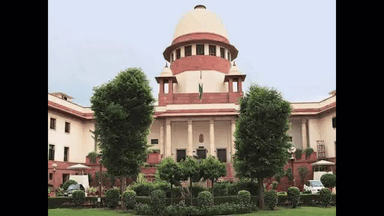 सुप्रीम कोर्ट का फैसला आने के बाद प्रशांत भूषण ने अपने वकील से ₹1 लेते हुए तस्वीर की शेयर #प्रशांत_भूषण
