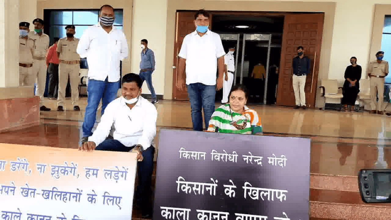 झारखंड के महागामा से कांग्रेस विधायक दीपिका पांडेय ट्रैक्टर से पहुंची विधानसभा #झारखंड_विधानसभा